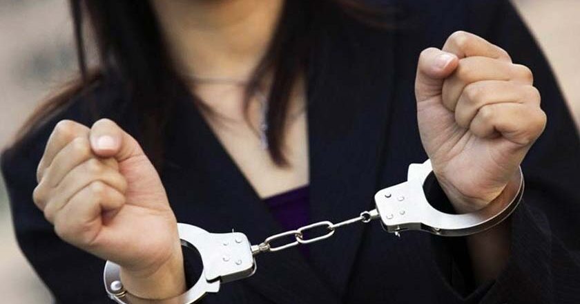 Σύλληψη ημεδαπής στο Πλωμάρι για εκκρεμή απόφαση