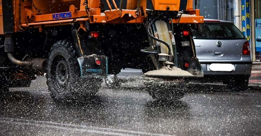 Μηχανήματα του Δήμου Μυτιλήνης από το πρωί ρίχνουν αλάτι στο οδόστρωμα
