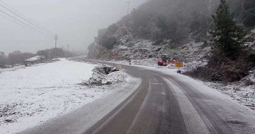 Μάχη για να κρατηθεί ανοιχτός ο δρόμος στη Δυτική Λέσβο | Σε ποιές περιοχές χρειάζονται αλυσίδες