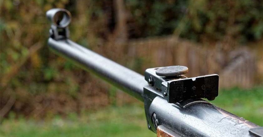 Πανικός στη Γέρα | Πυροβόλησε συγγενή του με αεροβόλο και σε έρευνα στο σπίτι του βρέθηκαν «158» ναρκωτικά χάπια και «50» κροτίδες