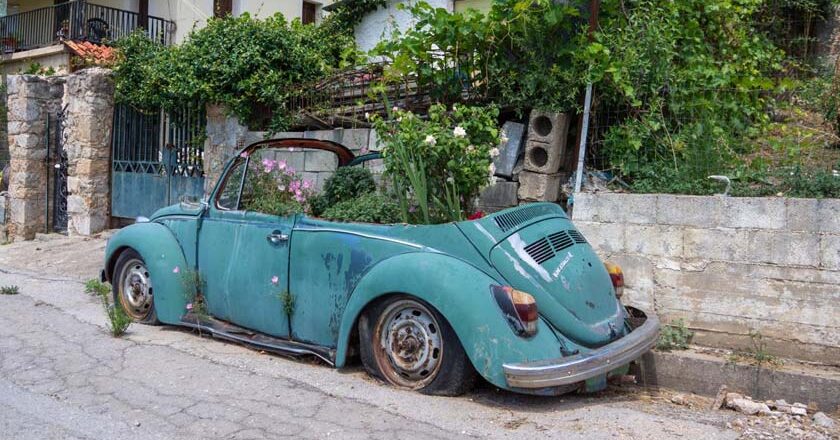 «12» εγκαταλελειμμένα αυτοκίνητα για ανακύκλωση στο Δήμο Μυτιλήνης