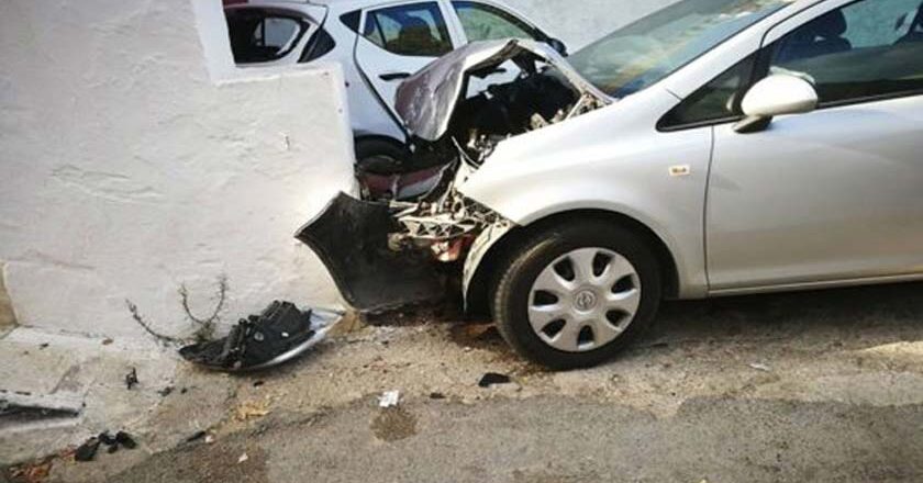 Τροχαίο ατύχημα στην περιοχή της Αγιάσου | Ι.Χ. προσέκρουσε σε τοίχο