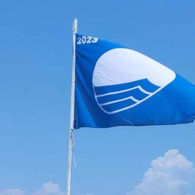 Ολοκληρώθηκε η τοποθέτηση «Γαλάζιας Σημαίας» σε 14 παραλίες του Δήμου Μυτιλήνης