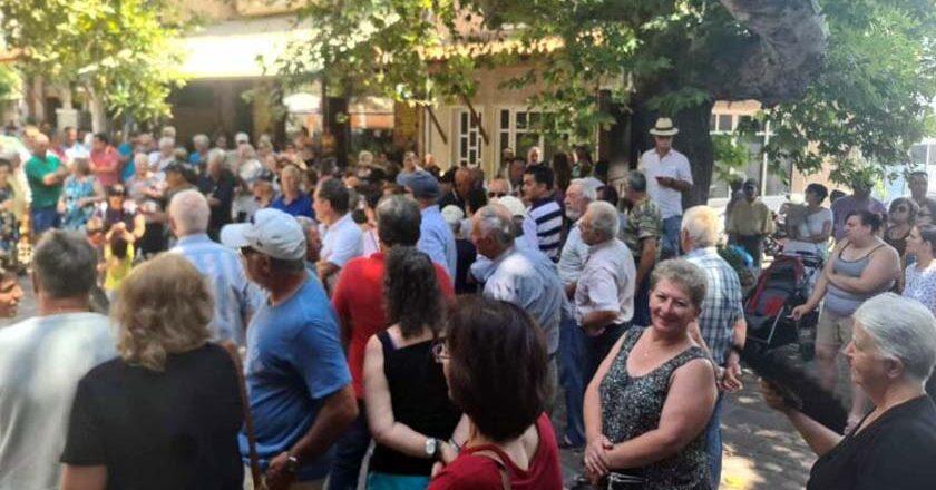 Διαμαρτυρία κατοίκων στην Άντισσα Λέσβου για το κλείσιμο των ΕΛΤΑ