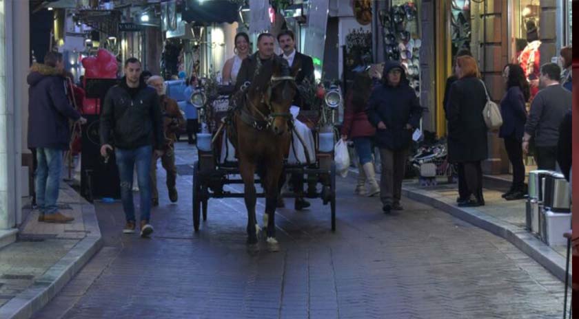 H άμαξα της αγάπης έκανε βόλτα στην αγορά της Μυτιλήνης | (VIDEO)