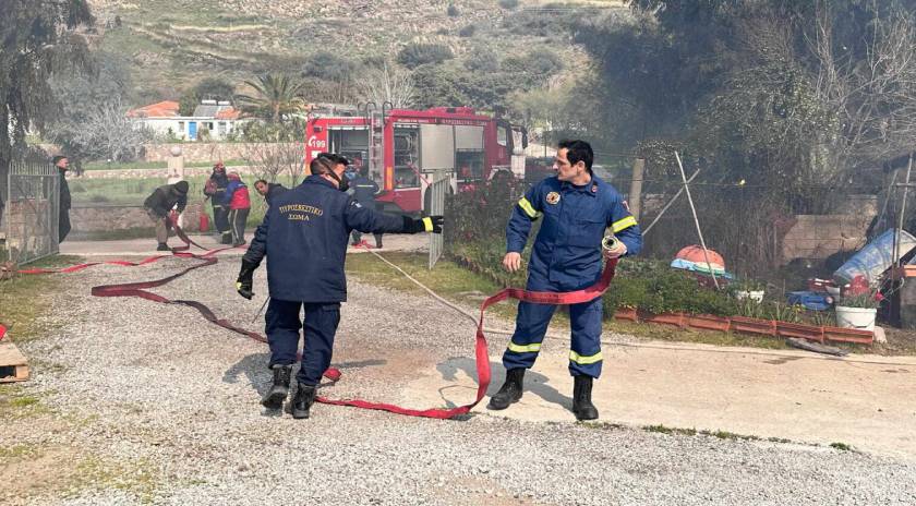 Φωτιά σε θερμοκήπιο και σπίτι στην Πέτρα – Μεγάλη κινητοποίηση της πυροσβεστικής