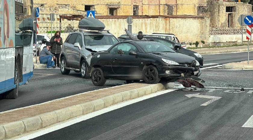 Τροχαίο ατύχημα στον κόμβο της ΔΕΗ 