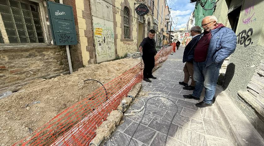 Στις εργασίες της ΔΕΥΑΛ στην οδό Κομνηνάκη ο Δήμαρχος Μυτιλήνης Παναγιώτης Χριστόφας