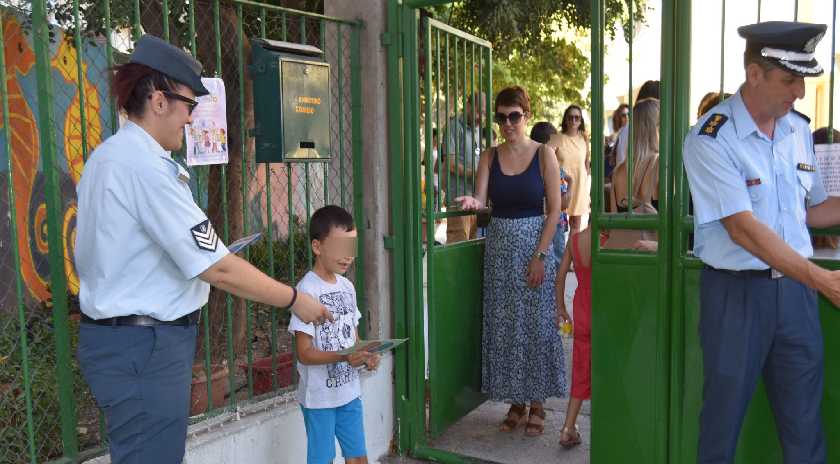 Ενημερωτικό υλικό με συμβουλές κυκλοφοριακού περιεχομένου, διένειμαν αστυνομικοί σε μαθητές δημοτικών σχολείων και γονείς, στα νησιά του Βορείου Αιγαίου