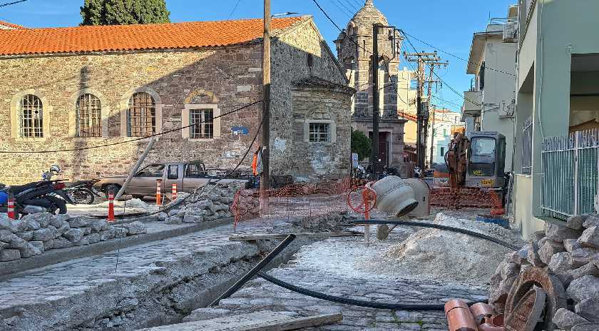 Επίσκεψη του Δημάρχου Μυτιλήνης Παναγιώτη Χριστόφα στο έργο αντικατάστασης των δικτύων ύδρευσης – αποχέτευσης στην παλιά αγορά