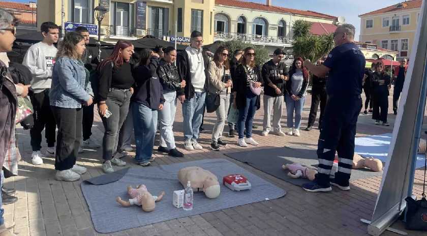 Το ΕΚΑΒ “βγαίνει” στην Πλατεία Σαπφούς με δωρεάν μαθήματα πρώτων βοηθειών