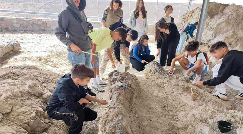Με θετικές προοπτικές ξεκίνησαν οι εκπαιδευτικές επισκέψεις σχολείων στο Γεωπάρκο Λέσβου και το Απολιθωμένο Δάσος