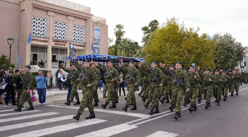 Με υπερηφάνεια η παρέλαση στην κατάμεστη προκυμαία της Μυτιλήνης