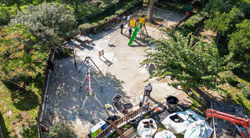 Αυτοψία του Δημάρχου Μυτιλήνης Παναγιώτη Χριστόφα στο έργο ανακατασκευής της παιδικής χαράς στο πάρκο Καραπαναγιώτη