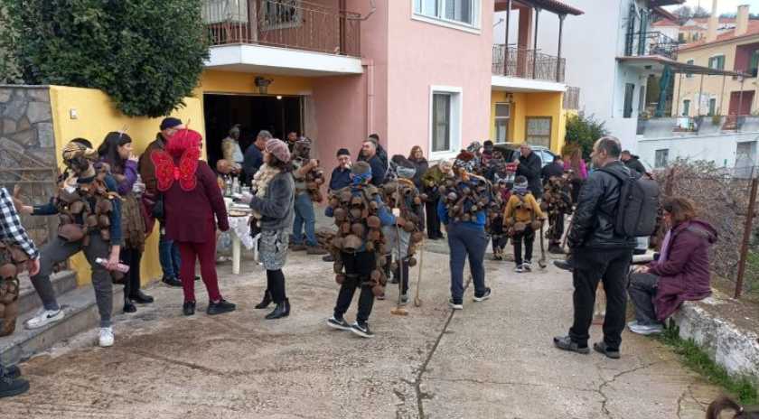 Οι «κουδουνάτοι» της Λέσβου | Το θορυβώδες αποκριάτικο έθιμο του Μεσότοπου