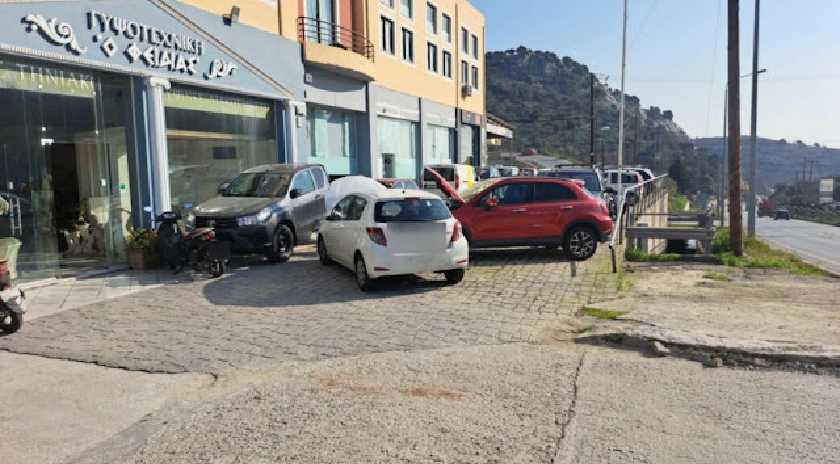 Τροχαίο στην Παγανή: Αυτοκίνητο κατέληξε σε επιχείρηση πώλησης οχημάτων