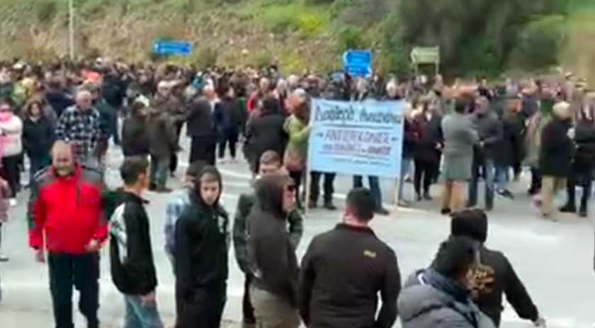 Σε εξέλιξη κινητοποίηση στον κόμβο της Λάρσου