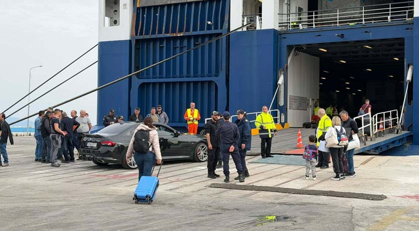 Για πέμπτη ημέρα οι αποκλεισμοί στο λιμάνι της Μυτιλήνης από τους κτηνοτρόφους