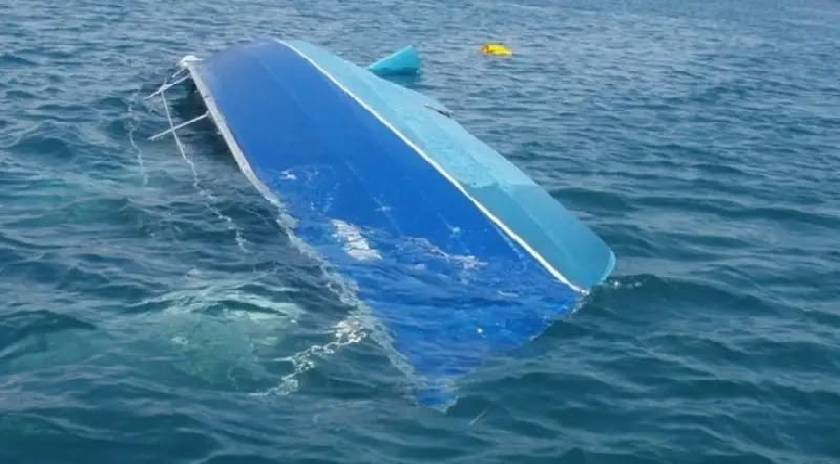 Βύθιση σκάφους στο Πλωμάρι-Διασώθηκαν και οι πέντε επιβαίνοντες