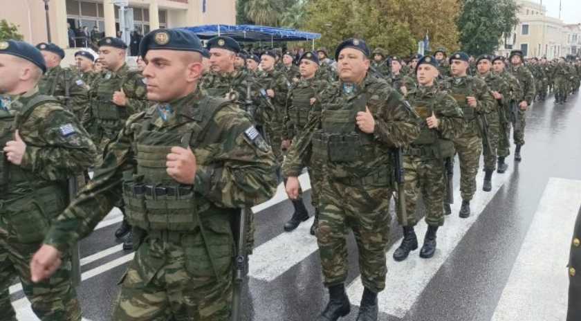 Υπό καταρρακτώδη βροχή οι εκδηλώσεις για την επέτειο της 28ης Οκτωβρίου – Χωρίς τους μαθητές η παρέλαση