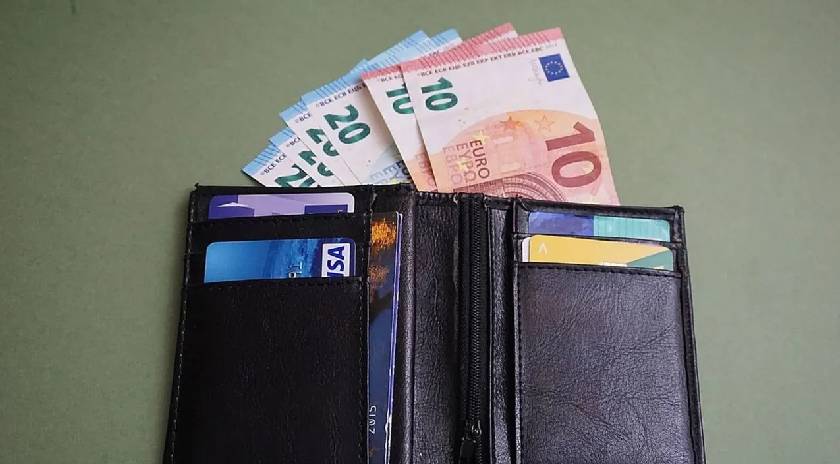11χρονη βρήκε πορτοφόλι στη Μυτιλήνη και το παρέδωσε